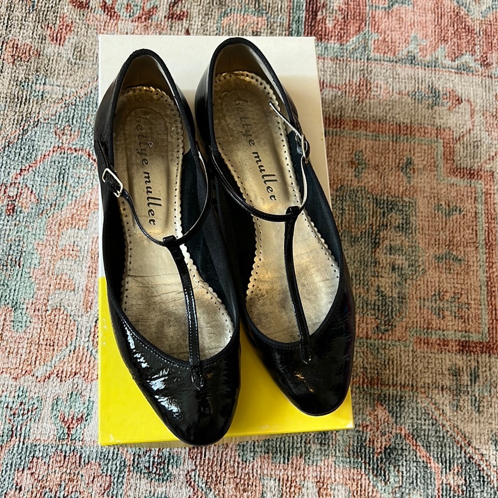 Flat Mary Jane t-strap